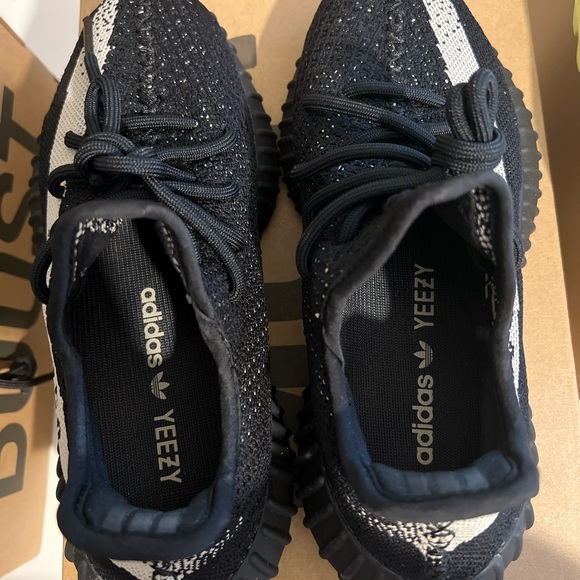 Yeezy 350 V2 Oreo Sz 5!! In perfect condition! - Picture 3 of 5